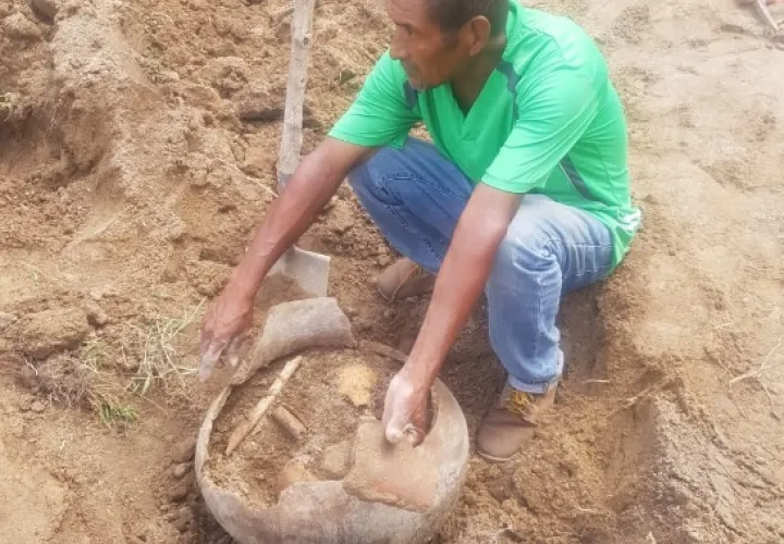 Se trata de tres vasijas de cerámica de considerable tamaño, ubicadas dentro de la finca Molino Morcillo, ubicada a 153 kilómetros al oeste de la ciudad capital, dentro de las cuales se encontraron restos óseos.