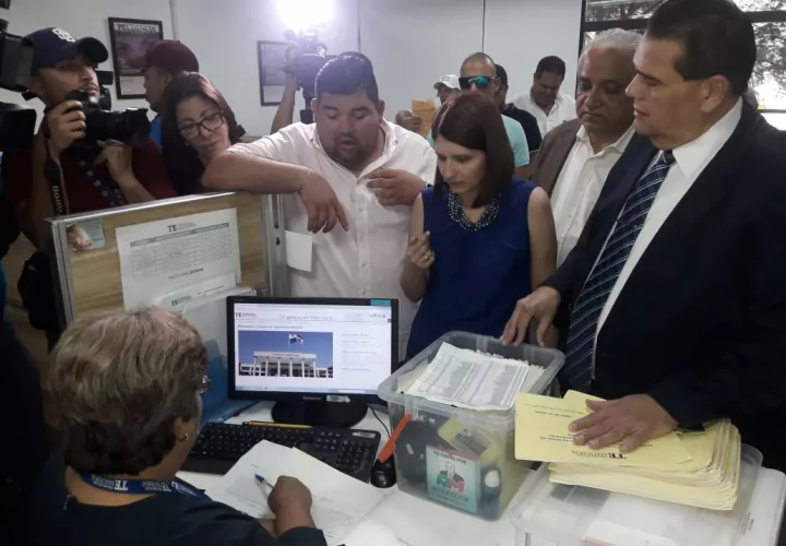La ex primera dama, Marta de Martinelli en compañía de "Chello" Gálvez y otros amigos y copartidarios de Ricardo Martinelli. Foto: Víctor Arosemena