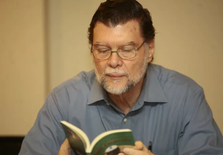 Es una presentación conjunta del Sistema de Bibliotecas de la Universidad de Panamá y Foro/taller Sagitario Ediciones.