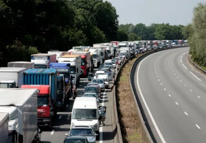Los manifestantes llamaron a la Policía, que puso en marcha una persecución en la que se vio confrontada con la negativa a detenerse del camionero.