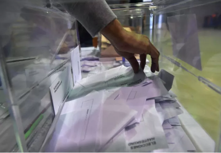 Se espera que el actual mandatario, el socialista Pedro Sánchez, sea el más votado, aunque el PSOE que dirige parece lejos de conseguir la mayoría parlamentaria necesaria para formar gobierno en solitario.