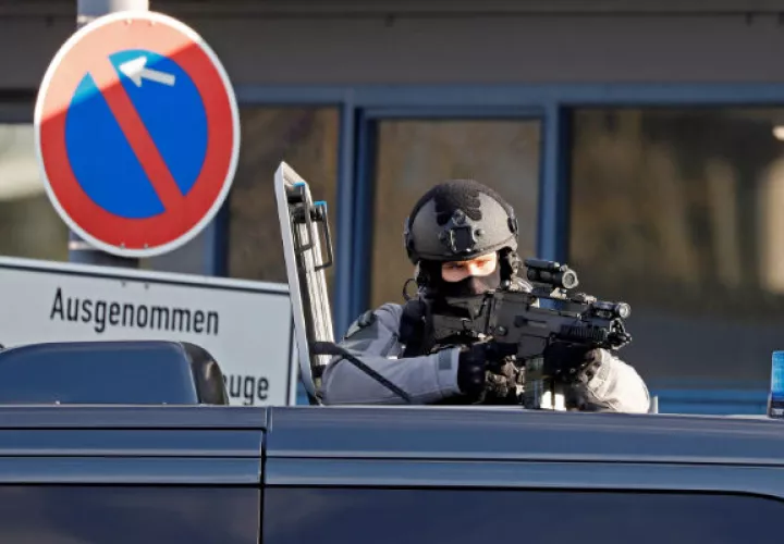 Un agente de la policía federal alemana monta guardia en Estrasburgo en busca del sospechoso. Foto: EFE