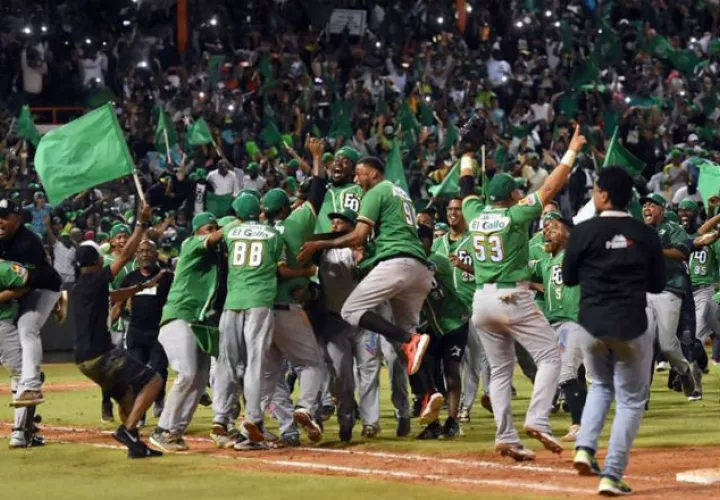 Estrellas Orientales celebran el título. Foto Estrellas Orientales