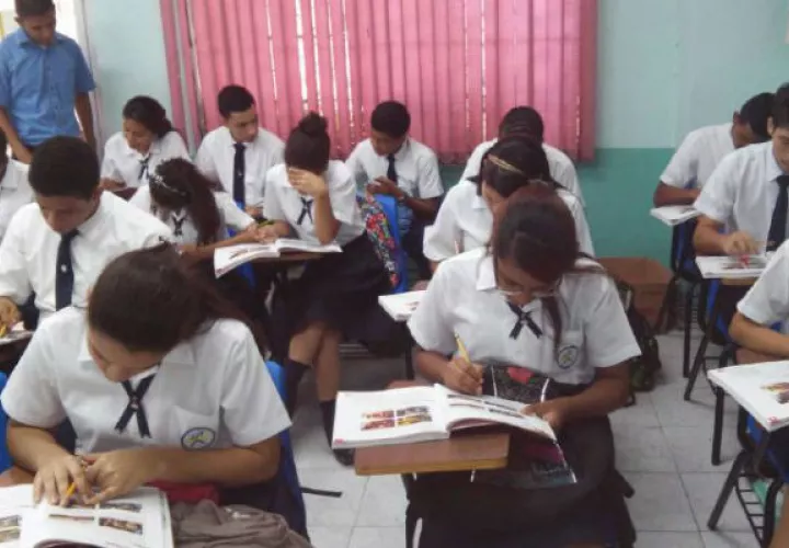 Estudiantes del Instituto Fermín Naudeau son capacitados a nivel local, otro de los componentes del programa Panamá Bilingüe. Cortesía