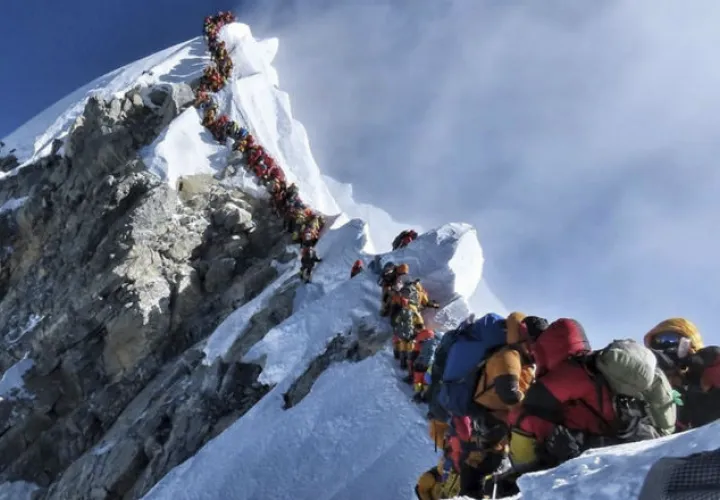 Una larga fila de montañistas se alinea en un sendero en el Monte Everest. Foto:AP