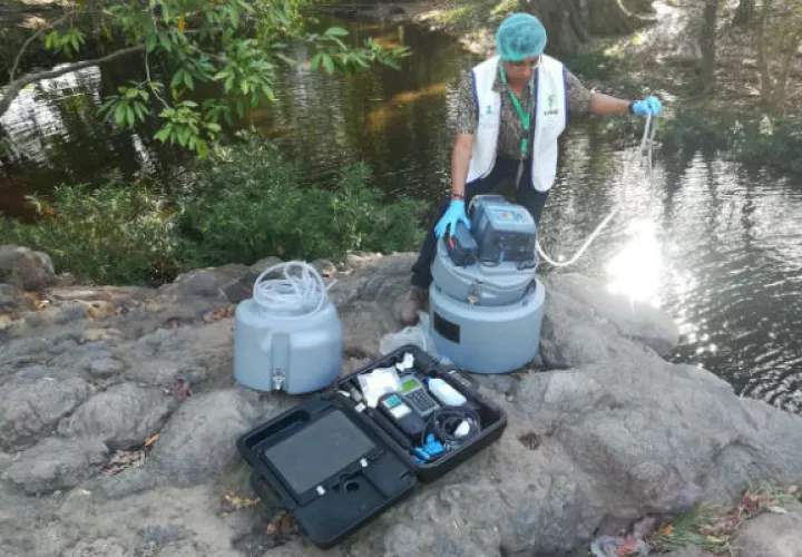 Inspectores de Salud verificaron la calidad del agua en los rios. Foto: Thays Domínguez.