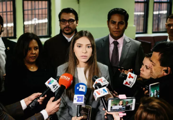 Fabiana Rosales, esposa de Juan Guaidó, habla a la prensa durante un acto con miembros de la comunidad venezolana en la iglesia de Santa Teresa, en Nueva York (EE.UU.).  Foto: EFE.