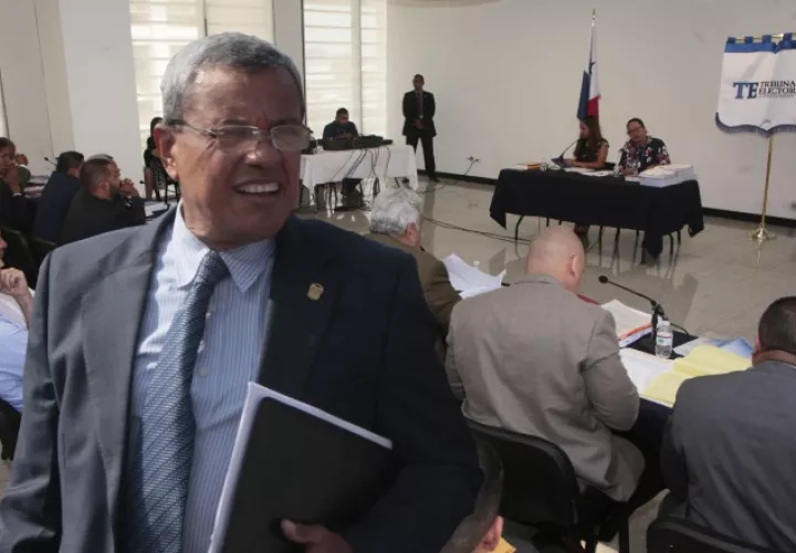 El fiscal electoral, Eduardo Peñaloza, desestimó los argumentos de los impugnantes. A la derecha, la carta de Ricardo Martinelli, quien no asistió a la audiencia.