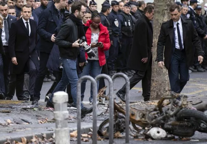  El presidente francés, Emmanuel Macron, evalúa los daños causados por la protesta de los "chalecos amarillos". FOTO/AP