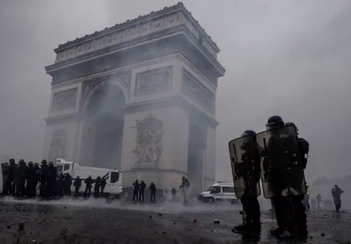 Varios integrantes del movimiento de "chalecos amarillos" consideraron por su parte que la degeneración de la manifestación constata el hartazgo popular y urgen a Macron a que cambie el rumbo de sus políticas.