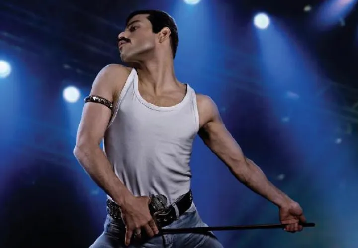 El actor Rami Malek, interpretando a Freddy Mercury. 