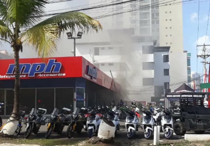  Estaciones de Carrasquilla y Bethania atienden emergencia en Vía Brasil. Foto/Bomberos Panamá