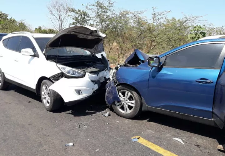 Del impacto así quedaron los vehículos. Foto: Thays Domínguez. 