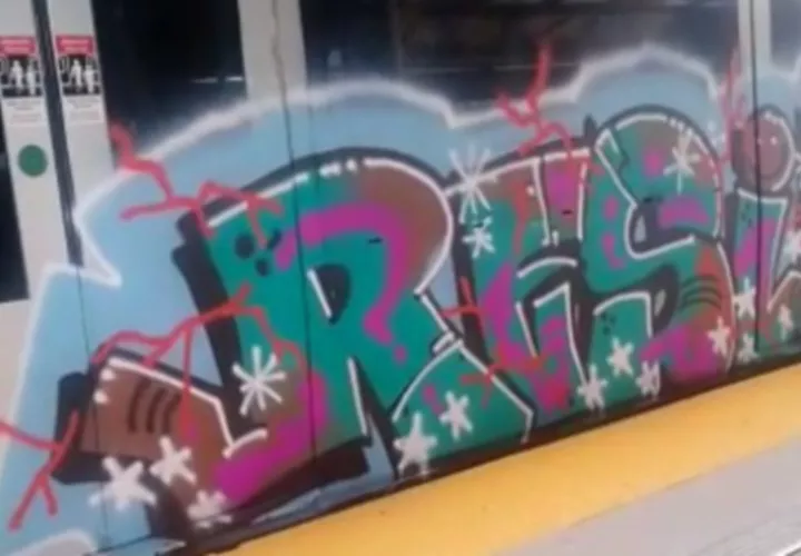 Pintan grafiti en el Metro de Panamá. 