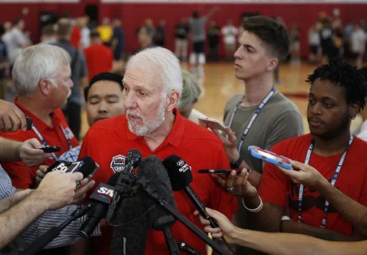 Gregg Popovich habla con la prensa Foto AP