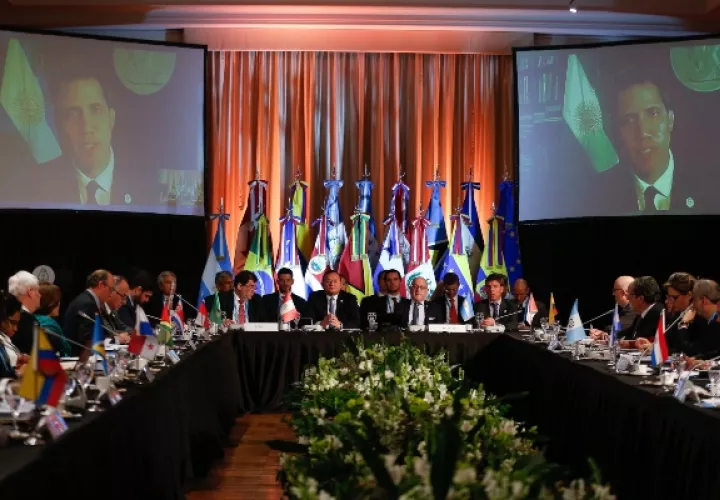 El jefe de la Asamblea Nacional de venezuela y autoproclamado presidente interino, Juan Guaidó (pantalla), participa a través de videoconferencia en una reunión de ministros de Relaciones Exteriores de los países que integran el Grupo de Lima. FOTO/EFE