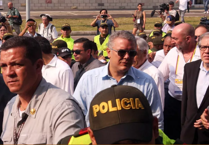  El presidente de Colombia, Iván Duque (c), y el secretario general de la OEA, Luis Almagro (d), acompañan al presidente de la Asamblea Nacional de Venezuela, Juan Guaidó, a inspeccionar las bodegas donde se almacena la ayuda internacional para Venezuela. FOTO/EFE