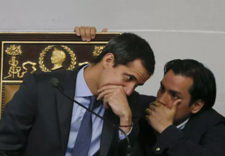 El líder opositor Juan Guaidó (izq.) en la sesión de este martes de la Asamblea Nacional (Parlamento). Foto: AP.