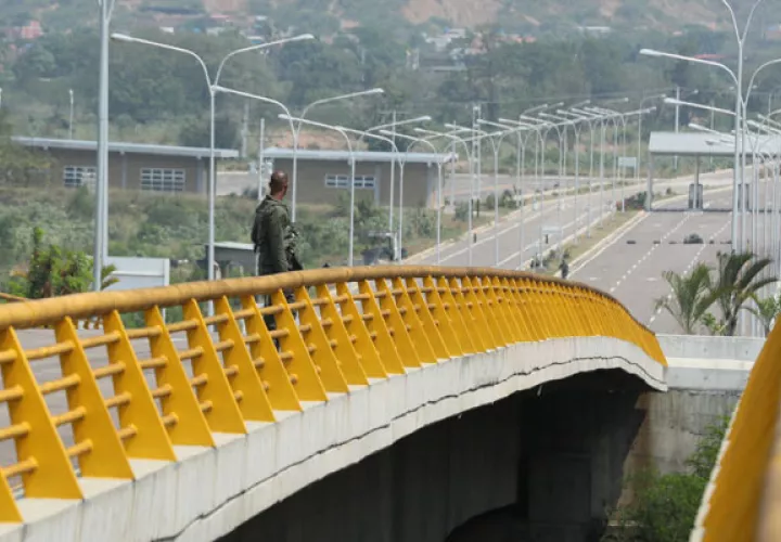 El diputado opositor Franklyn Duarte denunció que el Ejército venezolano está bloqueando el puente fronterizo de Tienditas que une el país caribeño y Colombia. FOTO/EFE
