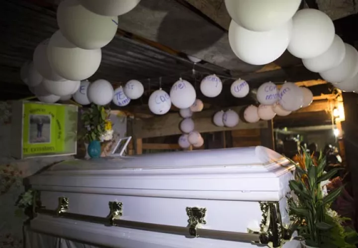 Globos cuelgan sobre el ataúd que contiene los restos de Jakelin Caal Maquin, de 7 años. La menor falleció  mientras estaba bajo la custodia de la Patrulla Fronteriza de EE. UU. FOTO/AP
