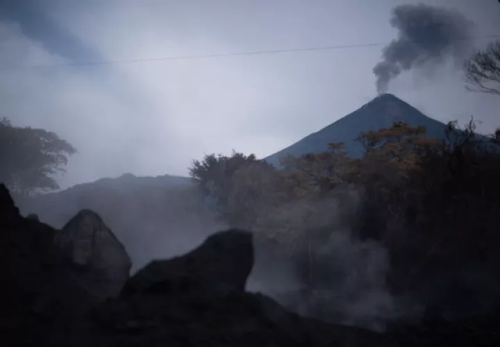 El Instituto Nacional de Sismología, Vulcanología, Meteorología e Hidrología (Insivumeh), el coloso, situado a 50 kilómetros al oeste de al capital, registra tres explosiones entre débiles y moderadas por hora.