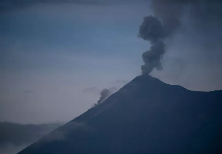Las avalanchas que arrastran bloques de material de hasta tres metros de diámetro, se dirigen hacia las barrancas Seca, Honda, Ceniza, Trinidad y Las Lajas, advirtió.