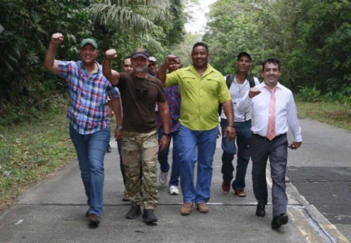El exdirector de la Policía Nacional, Gustavo Pérez, realizó una caminata junto a familiares y amigos. Edwards Santos 