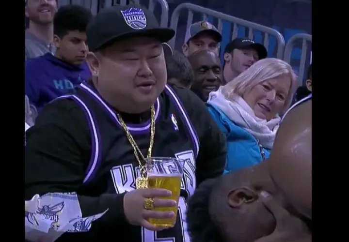 El aficionado ofrece cerveza a Harry Giles. Foto captura