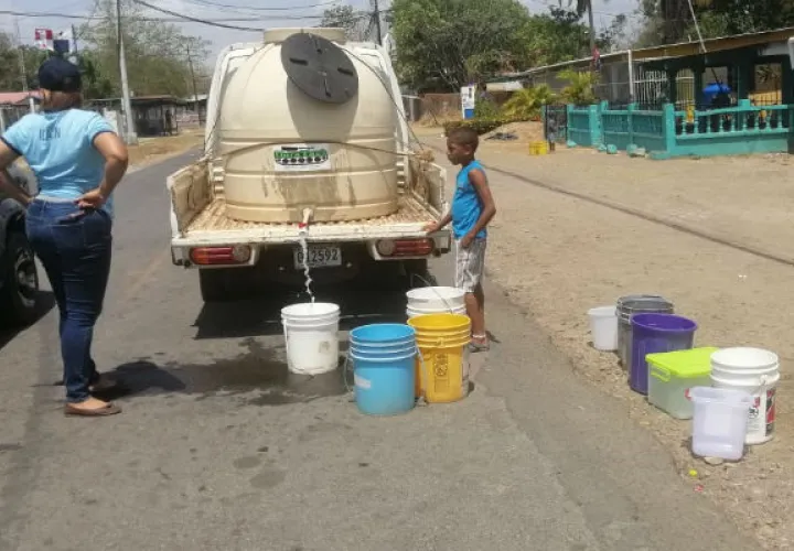  Se inició un operativo de abastecimiento de agua con ocho carros cisternas con los que se distribuirá diariamente, aproximadamente 50 mil galones de agua.