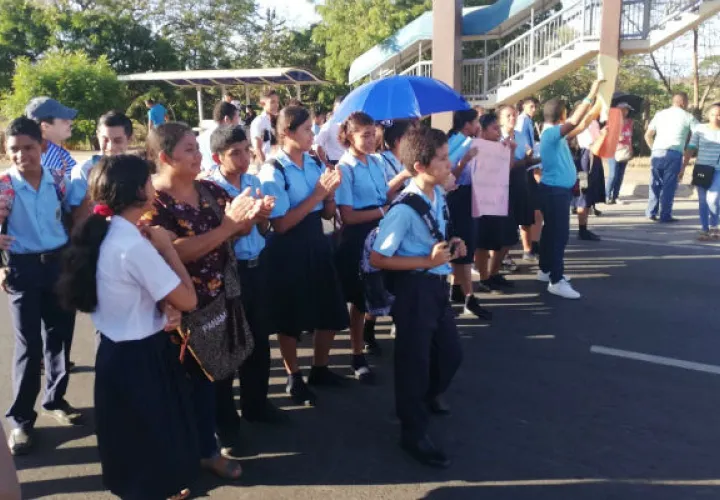 Las instalaciones que albergan a la escuela primaria y el colegio del área presentan deficiencias importantes, como falta de luz y agua, baños cerrados, así como presencia de guano.