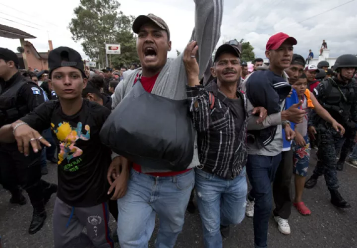 Los migrantes hondureños cruzan una barricada de la policía guatemalteca cuando se dirigen a los EE. UU., FOTO/AP