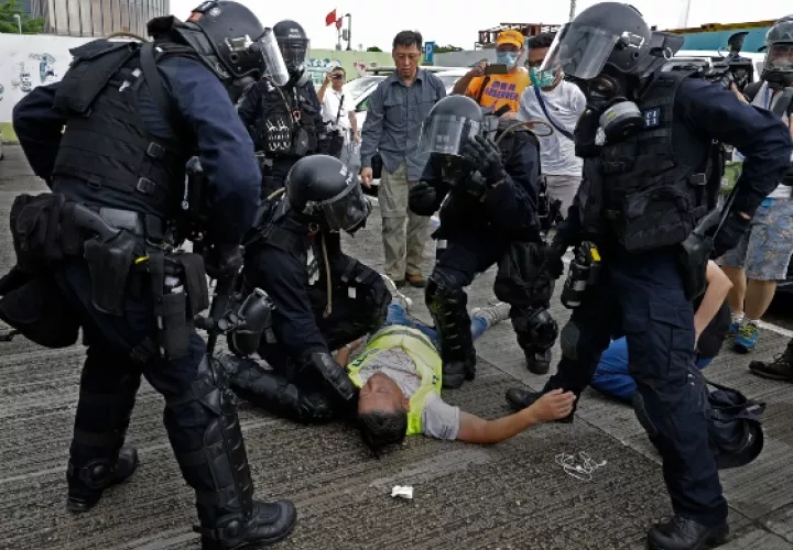 De acuerdo con las leyes hongkonesas, participar en una manifestación ilegal puede conllevar penas de entre tres y cinco años de prisión y una multa de 5.000 dólares de  Hong Kong ($639, 574 euros).FOTO/AP