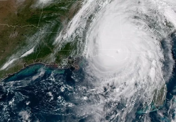 El satélite Geo-Color que muestra el ojo del huracán Michael, de categoría 4, mientras se adentra en Florida momentos después de tocar tierra cerca de Mexico Beach, en el noroeste de Florida. FOTO/EFE