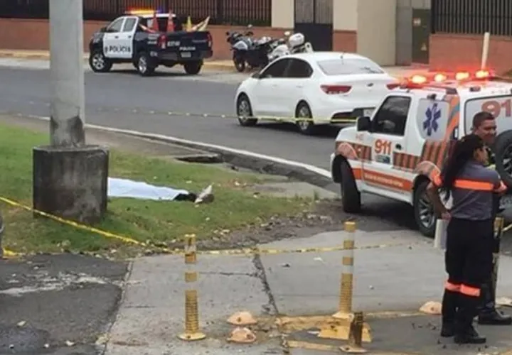 Riña de indigentes termina en tragedia; uno agarró a tijerazos a su contrincante. Foto: @TraficoCPanama.