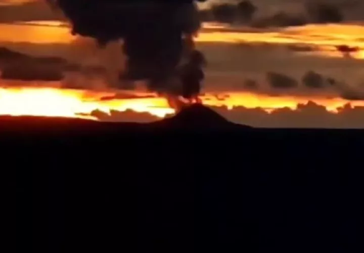 Se informó que la erupción del volcán Krakatau causó el tsunami. Foto/Twitter/ Sutopo Purwo Nugroho/@Sutopo_PN