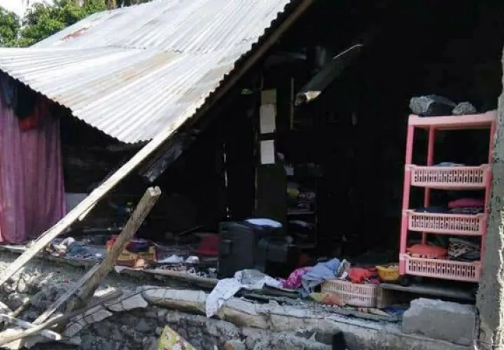  Vista de los escombros de una casa tras el sismo de magnitud 7,5 en Indonesia. EFE