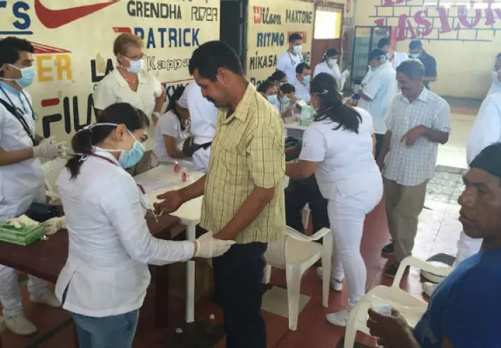 En las policlínicas y centros de salud se está aplicando la vacuna contra el virus de la influenza.