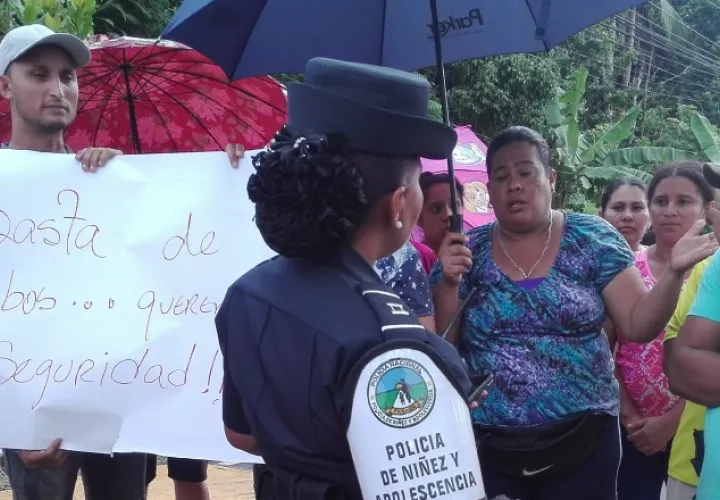 Padres de familia del centro de Educación Básica General Vista Bella, en Arraiján, exigen mayor vigilancia y un celador. /Foto Eric Montenegro 