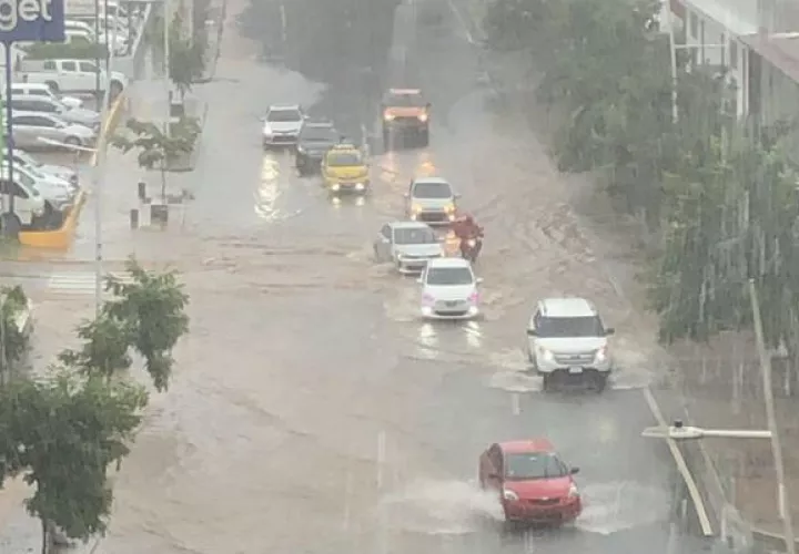 Vía España se inundó ante fuerte lluvia. 