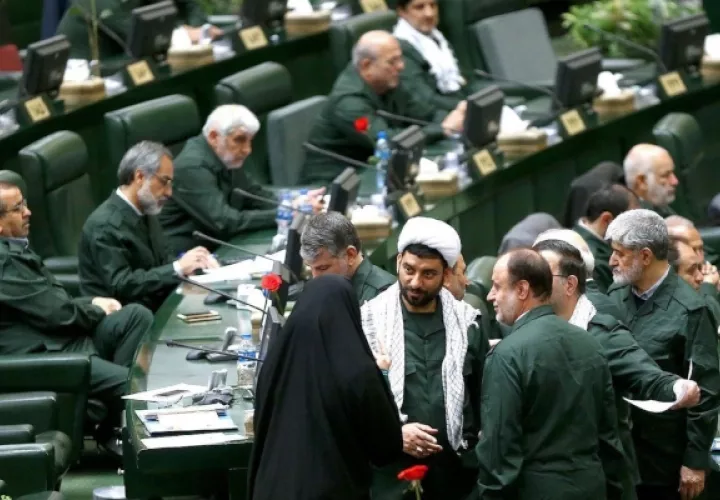 Diputados visten con el uniforme de los Guardianes de la Revolución este martes en el Parlamento en Teherán (Irán). FOTO/EFE