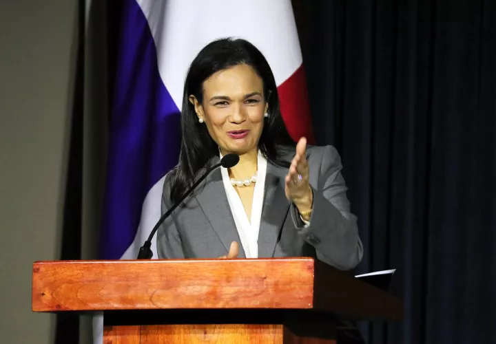 La vicepresidenta de la República y ministra de Relaciones Exteriores, Isabel de Saint Malo, reveló su decisión en un comunicado.