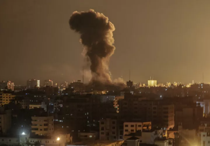 Vista de un ataque aéreo israelí en la Ciudad de Gaza. Foto: EFE. 