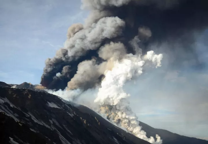 El aeropuerto de Catania permaneció cerrado hasta las 14.00 hora italiana (13.00 GMT) y después abrió con la limitación de solo cuatro llegadas a la hora.