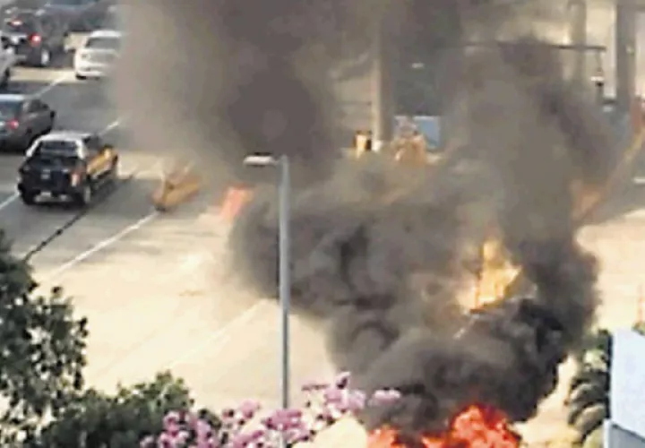 El 26 de febrero se incendió este auto en el Corredor Sur (Costa del Este). Fue pérdida total, pero no se reportaron afectaciones a ocupantes.