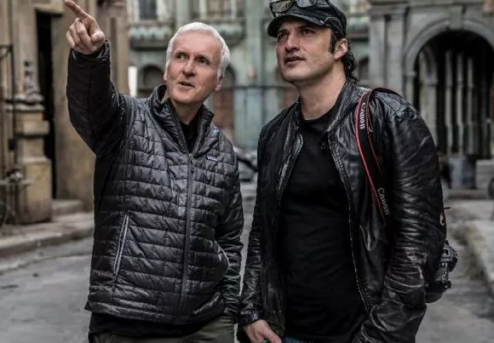 El productor James Cameron y el director Robert Rodríguez en el 'set' de  'Alita'. 