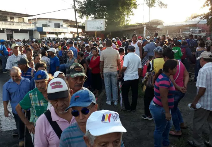 Los consumidores se quejan de la mala organización de la feria. Foto/Roberto Barrios