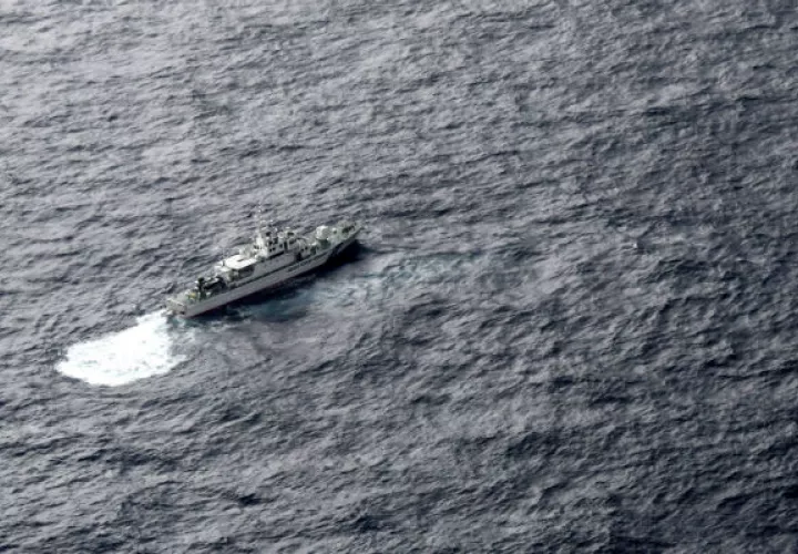 Vista del barco de la Guardia Costera de Japón en el mar durante una operación de búsqueda. AP
