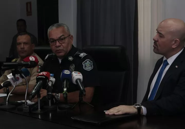 El director de la Policía Nacional, Jorge Miranda (centro), brindó detalles del informe de los primeros 60 días de Gobierno. Foto Víctor Arosemena