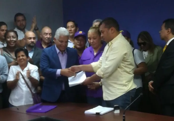 El político entregó 644 firmas para la próxima convención del partido. Foto de Internet