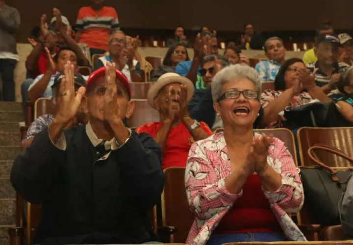 Jubilados y pensionados ahora a la espera que el Ejecutivo ratifique el aumento. @asambleapa